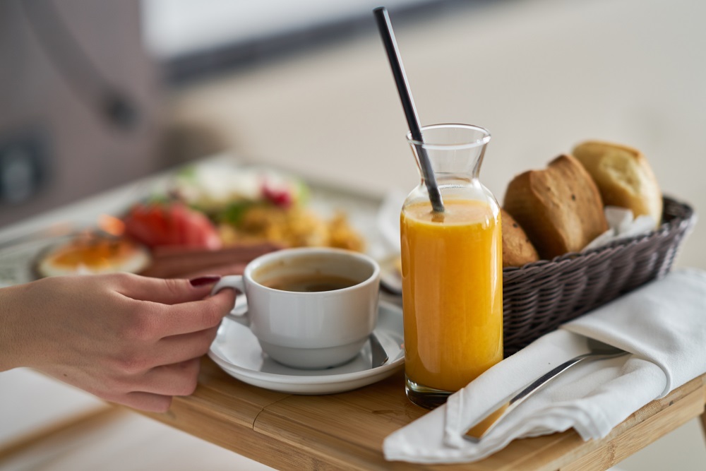 Desayuno con café y zumo natural, ¿qué debe beberse antes? - Azkoyen Vending
