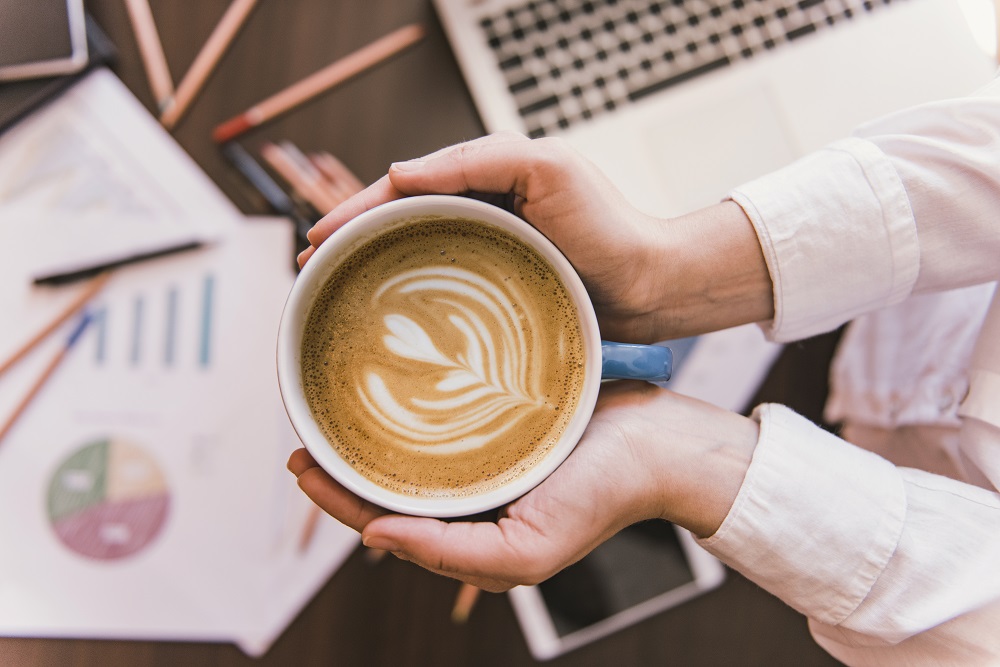 Cómo el café consigue quitarte el sueño y darte más energía